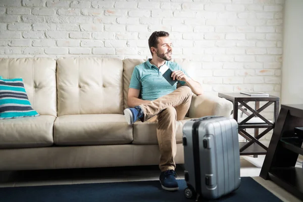 Man zit in de woonkamer — Stockfoto