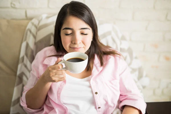 Γυναίκα πίνει ζεστό καφέ — Φωτογραφία Αρχείου