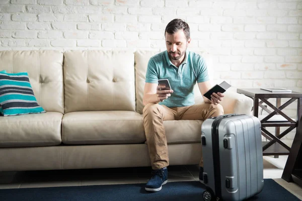 Hombre con maleta y pasaporte — Foto de Stock
