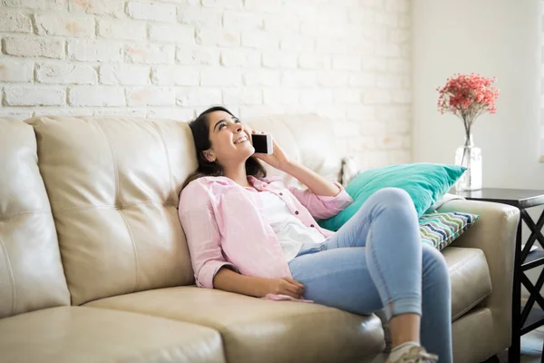 Schöne Frau mit Telefon — Stockfoto