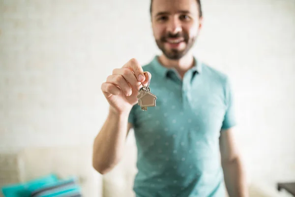 Spansktalande mannen visar nycklar — Stockfoto
