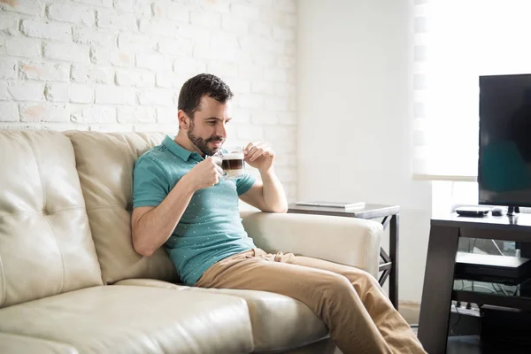 Hombre sosteniendo taza de capuchino —  Fotos de Stock