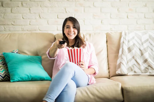 Atractiva mujer comer palomitas de maíz —  Fotos de Stock