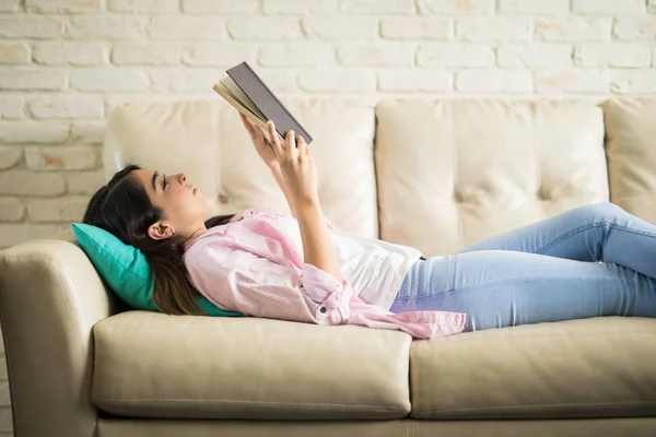 Mulher hispânica segurando livro — Fotografia de Stock