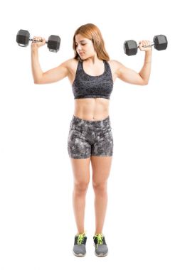 genç kadın bir çift dambıl kaldırma