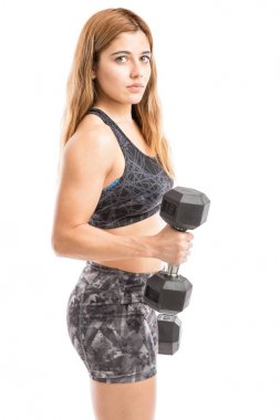 güçlü kadın ağırlık kaldırma egzersizleri