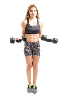 Latin kadın pazı bukleler yapıyor