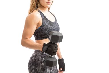 Çekiç bukleler yapıyor kadın