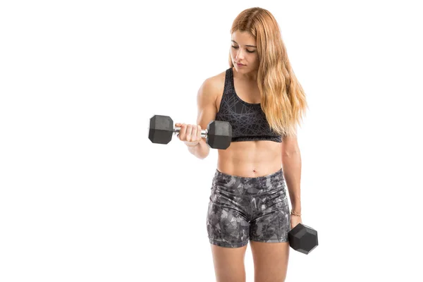 Vrouw uitoefening biceps met halters — Stockfoto