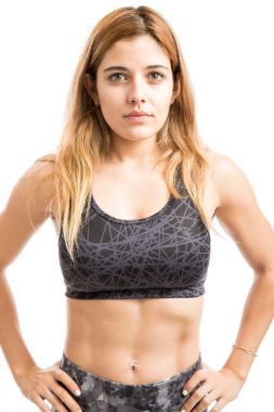 abs ile kendine güvenen genç kadın