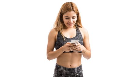 Akıllı telefon kullanan genç bir kadın.