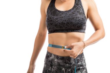 Kadın bel üzerinde bir mezura kullanarak