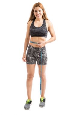 kadın Koç bir mezura kullanarak