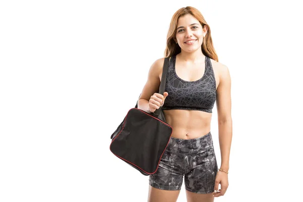 Femme portant un sac au gymnase — Photo