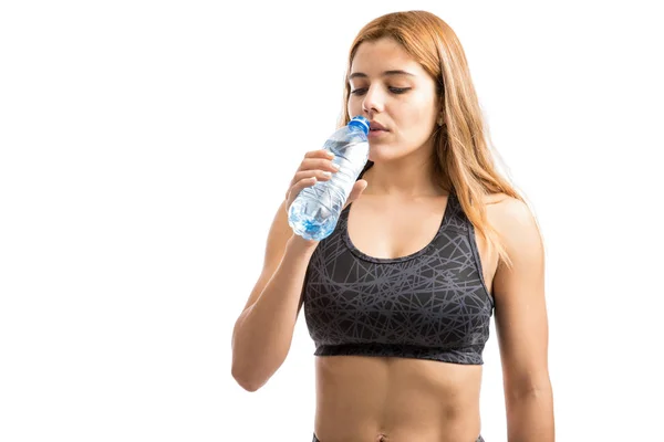 Woman with abs drinking water — Stock Photo, Image