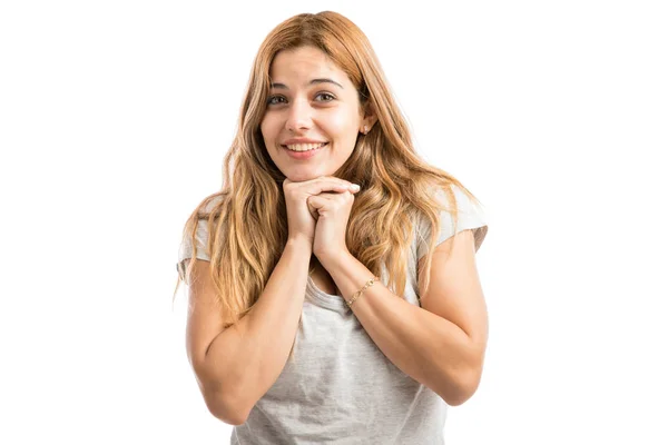 Joven mujer buscando emocionado — Foto de Stock