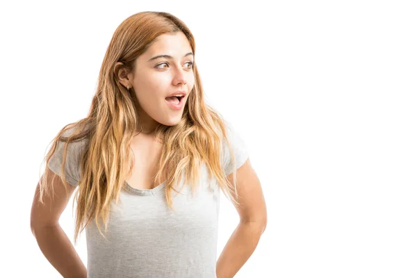 Mujer joven mirando sorprendido —  Fotos de Stock