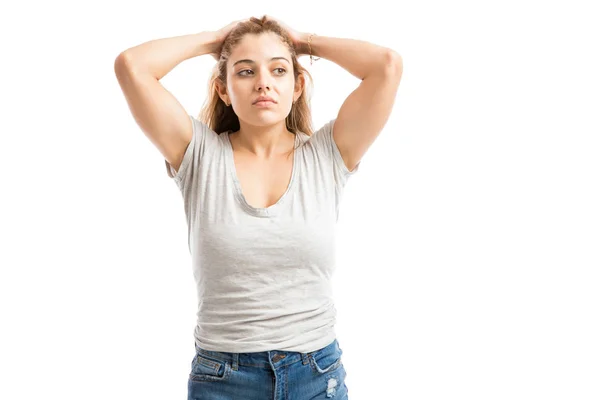 Mulher segurando o cabelo e olhando estressado — Fotografia de Stock