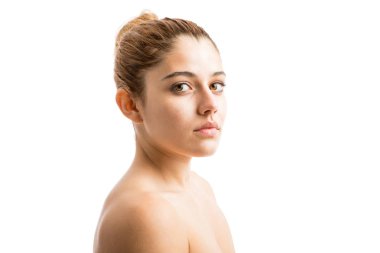 çıplak omuz ile ciddi kadın