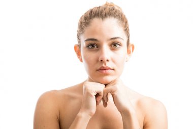 Çıplak omuz ile muhteşem bir kadın