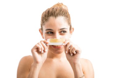 bir ağda şerit tutan kadın