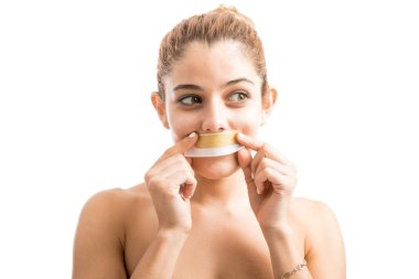 Bir ağda şerit tutan Latin asıllı kadın