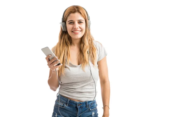Woman listening music from smartphone — Stock Photo, Image