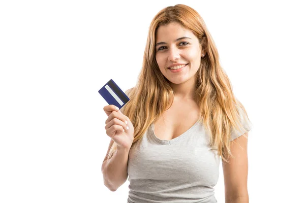 クレジット カードを持つ美しい女性 — ストック写真