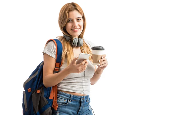 Estudante universitário usando smartphone — Fotografia de Stock