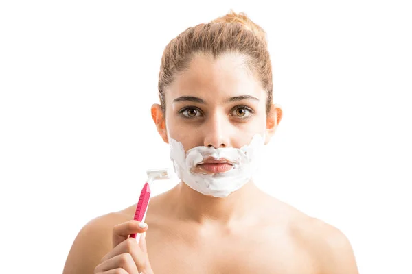脸上剃须膏的女人 — 图库照片