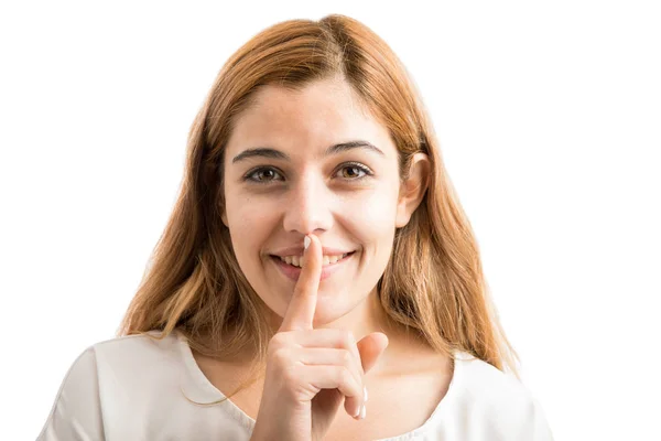 Mujer poniendo el dedo en los labios — Foto de Stock