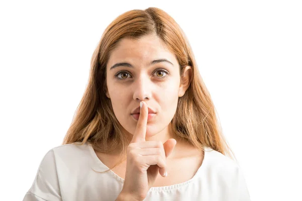 Mujer tratando de mantener las cosas en silencio — Foto de Stock