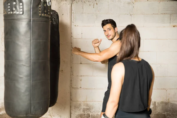 Male boxer giving advice to a woman — Stock Photo, Image