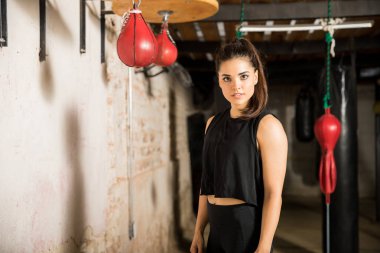 Kadın eğitim hız torbasına kutusuyla