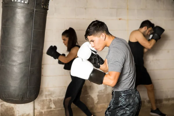 Groupe de personnes dans un gymnase de boxe — Photo