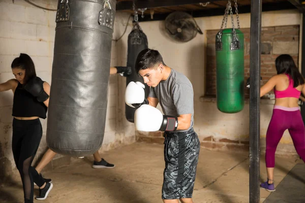 People in boxing class at a gym — Stock Photo, Image