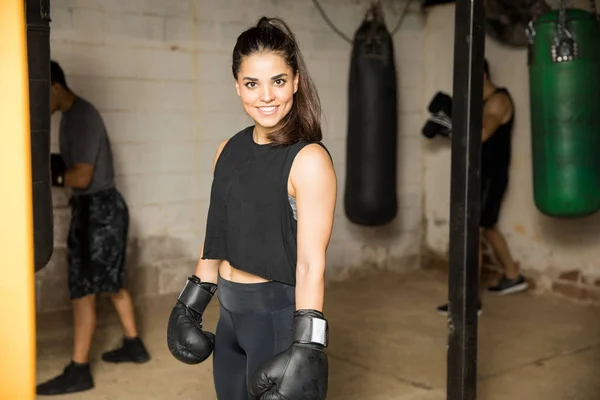 Guapa boxeadora femenina en un gimnasio — Foto de Stock