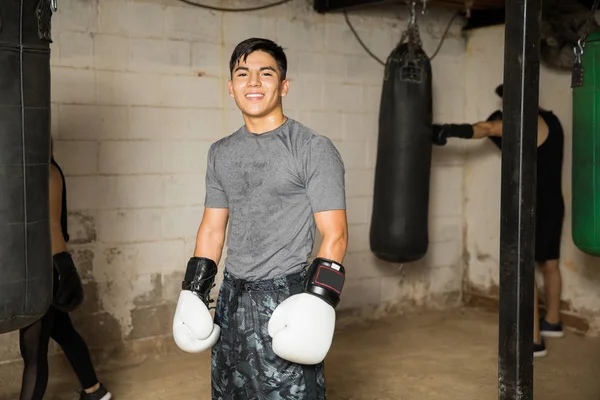 Bonito homem usando luvas de boxe — Fotografia de Stock