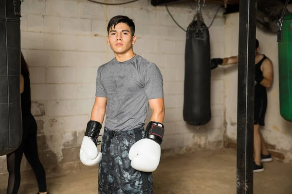 Masculino Latina boxeador em um ginásio de boxe — Fotografia de Stock