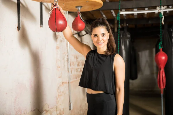 Entrenamiento de boxeador femenino con bolsa de velocidad — Foto de Stock