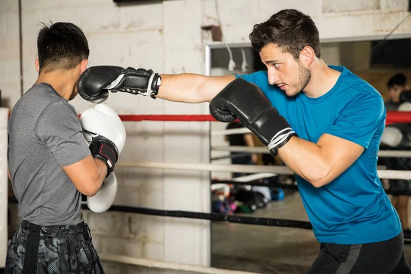 Deux hommes dans un combat de boxe — Photo