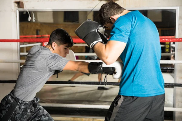 Boxeador mais curto batendo um homem maior — Fotografia de Stock