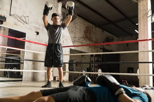 Boxer masculino derrotando um adversário — Fotografia de Stock