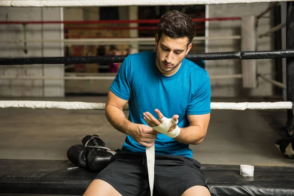 Boxer masculino fazendo um envoltório de mão — Fotografia de Stock