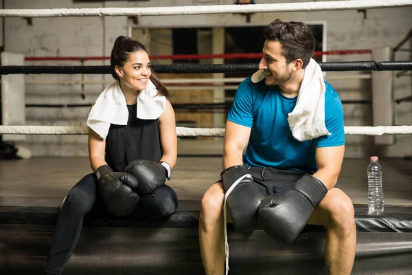 Мужчина и женщина в боксерском зале — стоковое фото