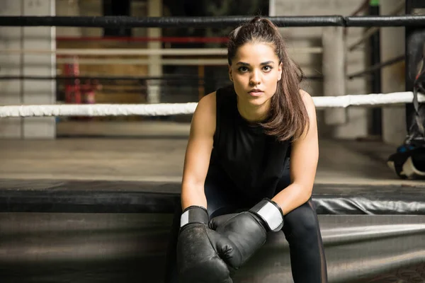 Atractiva morena en un gimnasio de boxeo — Foto de Stock