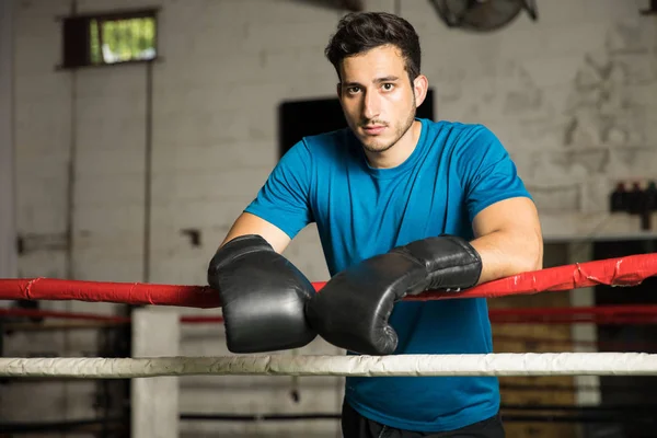 Jovem em um ringue de boxe — Fotografia de Stock