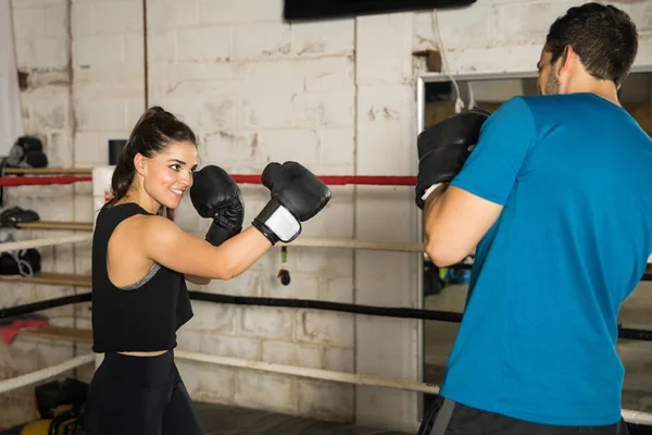 Mulher boxeador provocando seu adversário — Fotografia de Stock