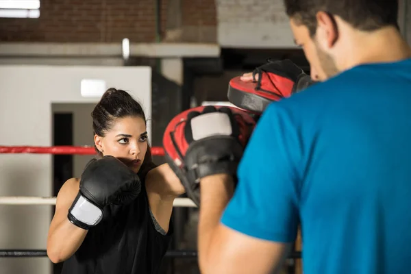 Woman training with boxing mitts — Stock Photo, Image