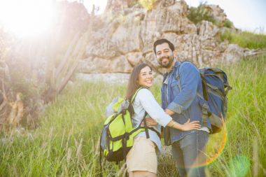 Mutlu yürüyüşçü kucaklayan